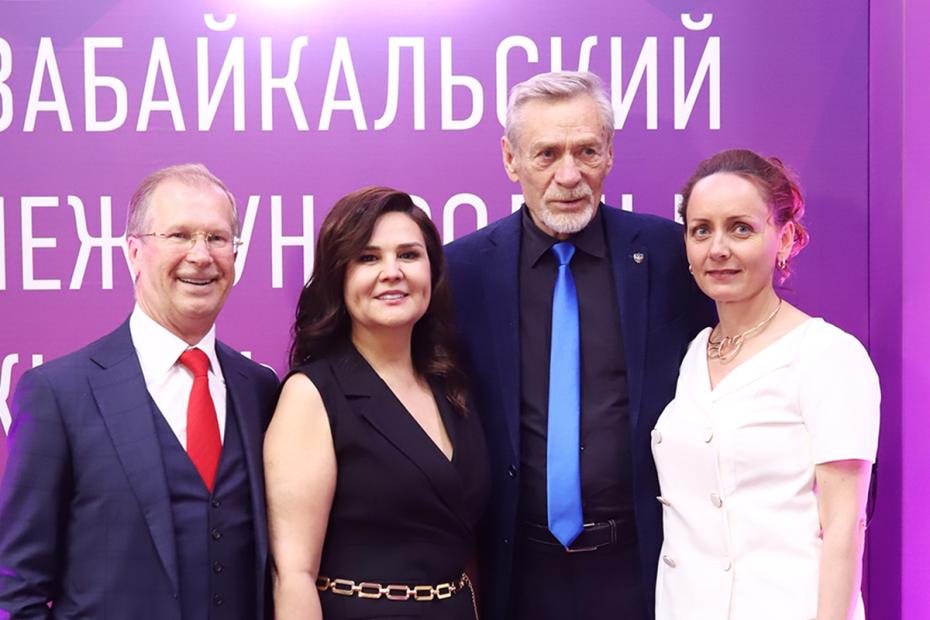 Виктор Шкулев, Лилия Савина, Александр Михайлов и министр культуры региона Алёна Ячменёва на Забайкальском международном фестивале