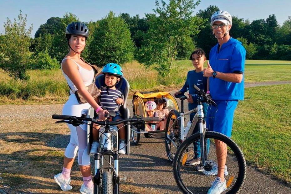 Джорджина Родригес и Криштиану Роналду с детьми