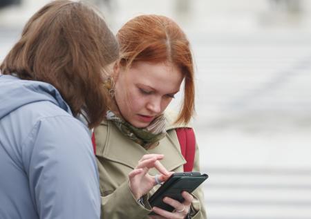 Депутат предложил радикальный способ отвлечь молодежь от гаджетов