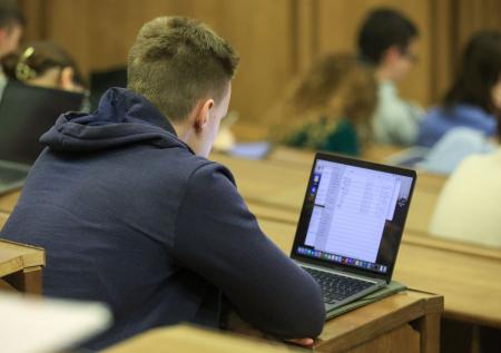 В Госдуме оценили потенциал ИИ в сфере общего образования
