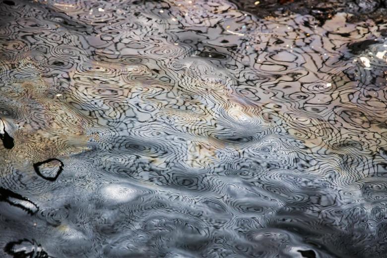 Нефтяное пятно на воде