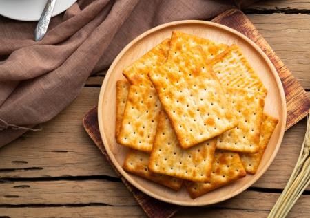 Заливаю муку кипятком и на противень — вкуснота! Нужны 3 ингредиента и вода