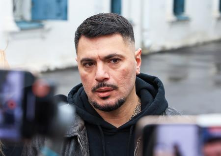 Популярному артисту в день рождения заблокировали счета из-за долгов