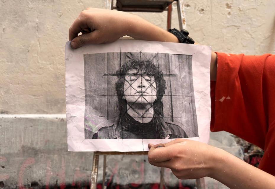 Художники реставрируют стену Виктора Цоя на улице Арбате ко дню его рождения