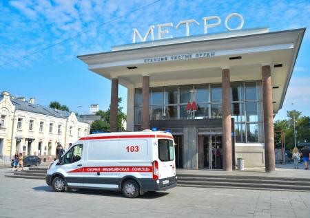 Принявшего в метро роды ординатора решили наградить