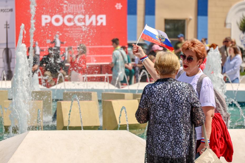 Приморский край. Владивосток. Люди во время празднования Дня России