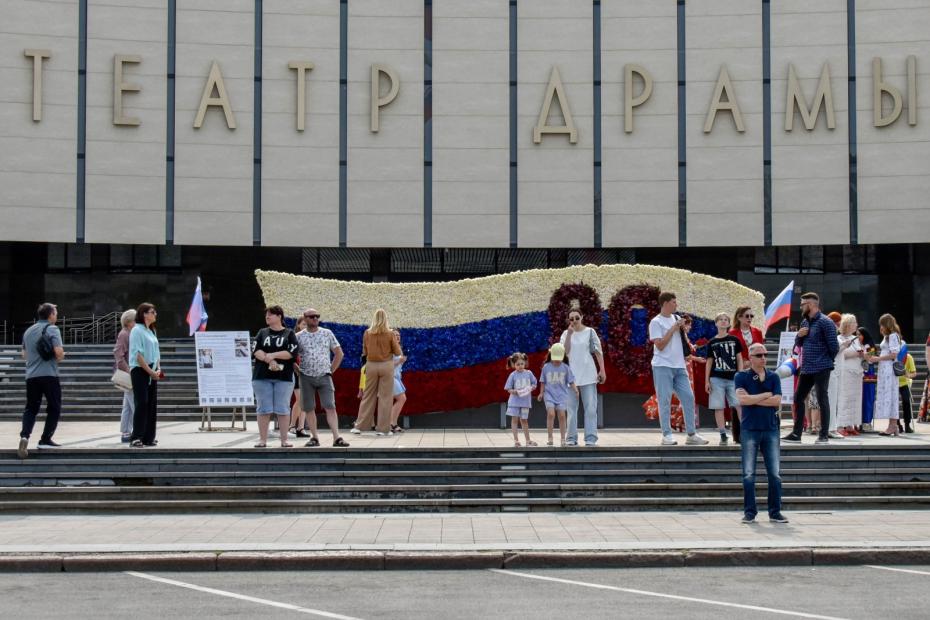 Краснодар. Горожане около флага Росиии из 50 тысяч живых роз, созданного ко Дню России на Главной площади