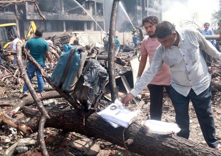 Хаос на выжженной земле: жуткие фото с места крушения самолета в Индии