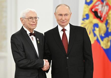 В Кремле наградили выдающихся россиян