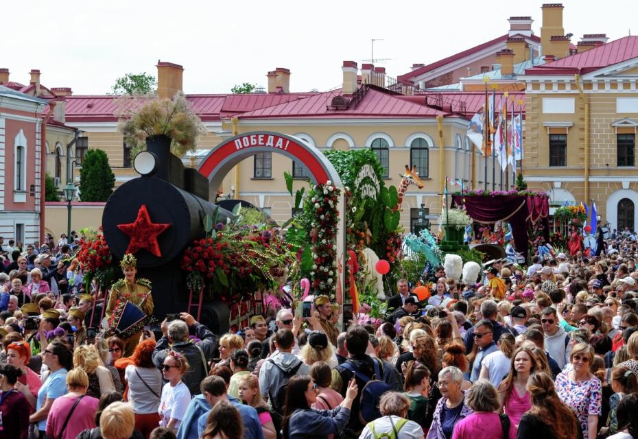 Фестиваль цветов в Петропавловской крепости в День России в Санкт-Петербурге