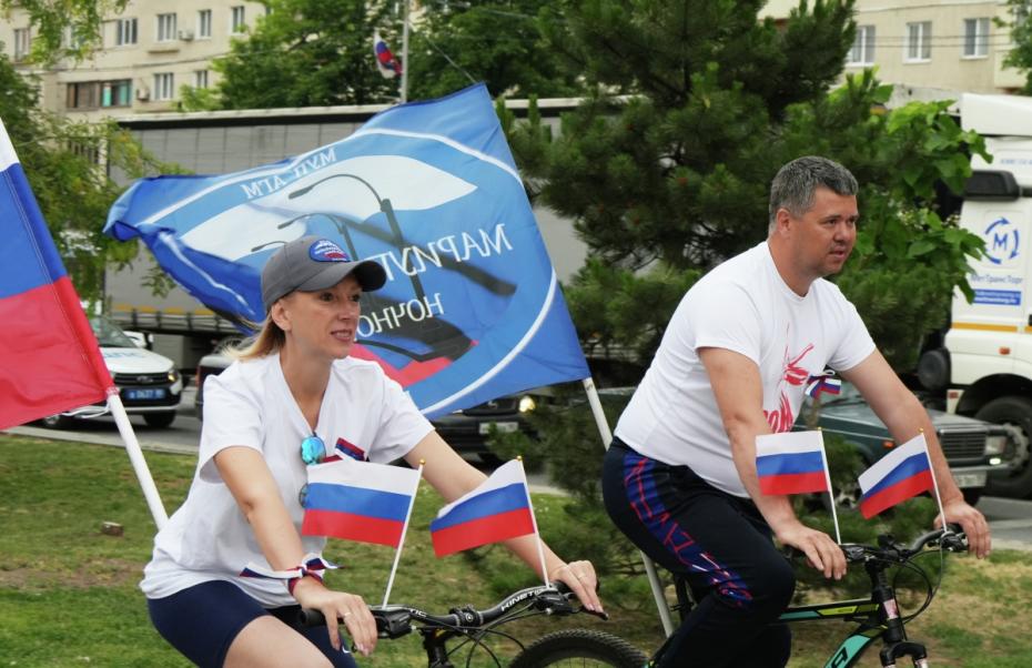 Велопробег во время празднования Дня России в Мариуполе