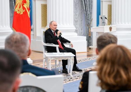 Лейтенант-медик с СВО прочитала Путину свое стихотворение о России