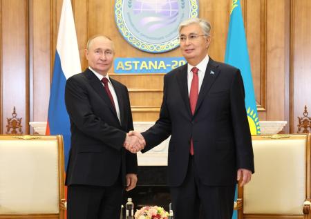 Президент Казахстана поздравил Путина с Днем России