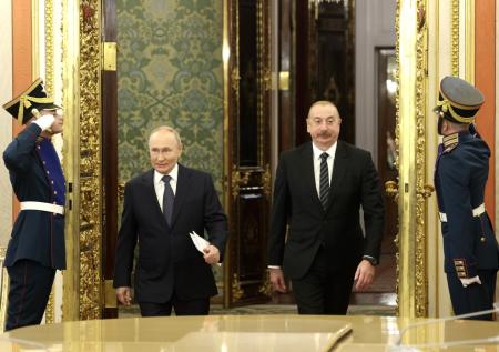 Алиев поздравил Путина с Днем России