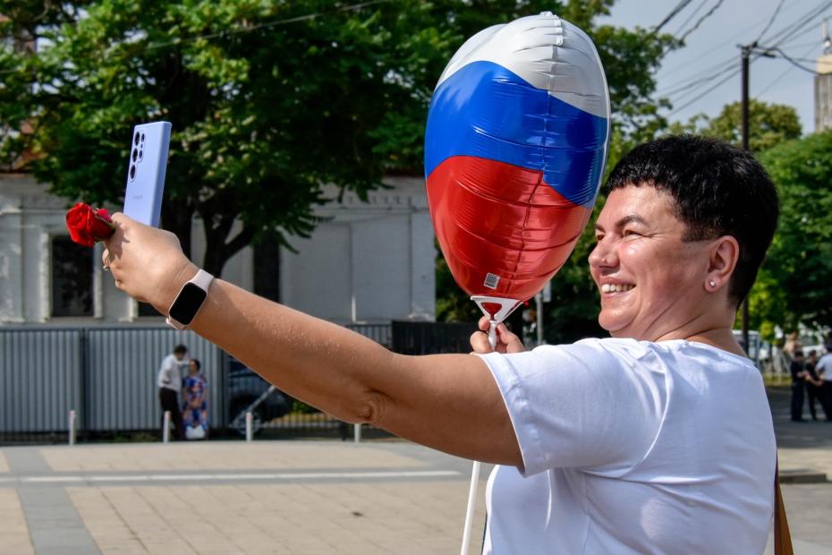 Краснодар. Женщина во время празднования Дня России на Главной площади