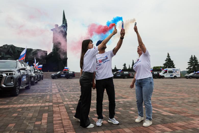 ДНР. Донецк. Участники автопробега в рамках празднования Дня России