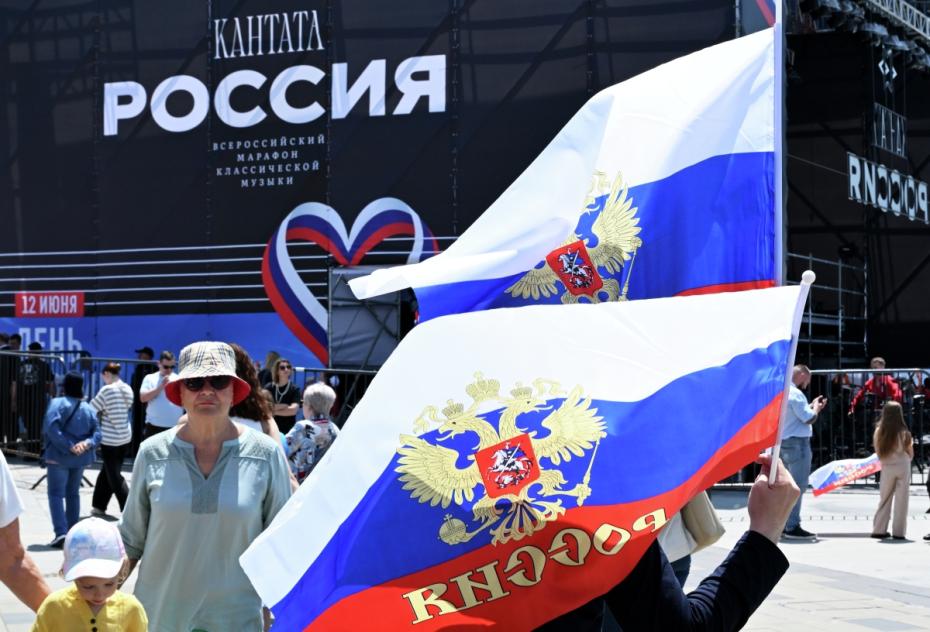 Празднование Дня России на набережной Спортивной гавани во Владивостоке