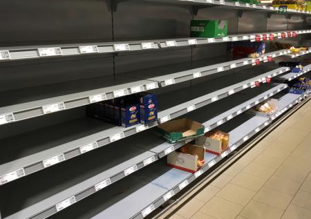 Появились кадры из Израиля, где люди сметают продукты с полок магазинов