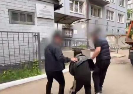 Появилось видео задержания блогера, которая желала смерти участникам СВО