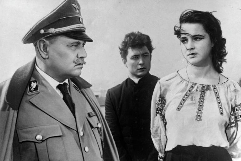 Актриса Инна Бурдученко (справа) в кадре из художественного фильма «Иванна», 1960 год