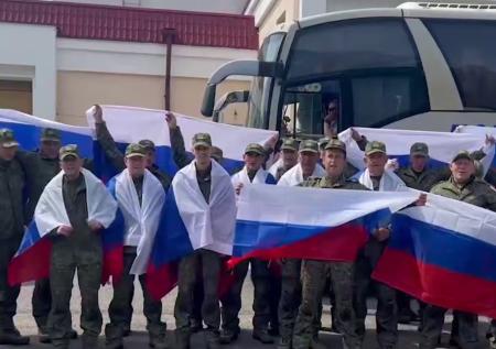 В Сети появилось видео с вернувшимися из украинского плена бойцами ВС РФ