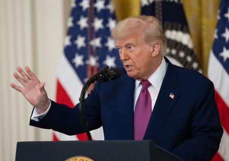 Трамп получает миллионы долларов с продаж Библий и часов с своим именем