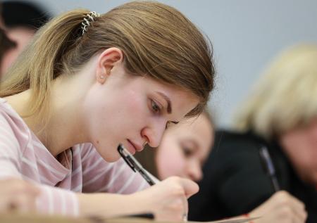 В России начнут регулировать количество платных мест в вузах