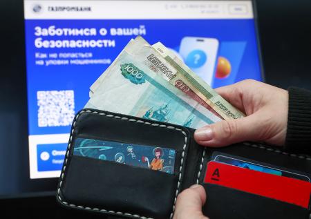 Россияне назвали лучшую валюту для сбережений