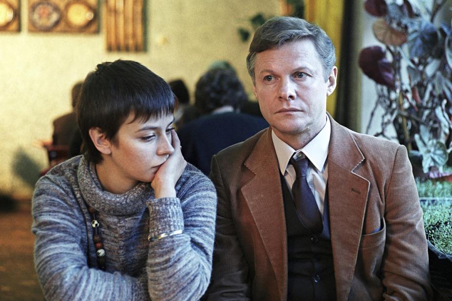 Елена Сафонова и Виталий Соломин, кадр из фильма «Зимняя вишня»