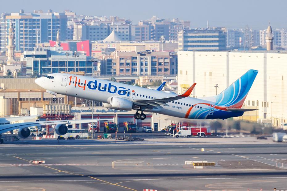 Самолет авиакомпании FlyDubai вылетает из аэропорта Дубая