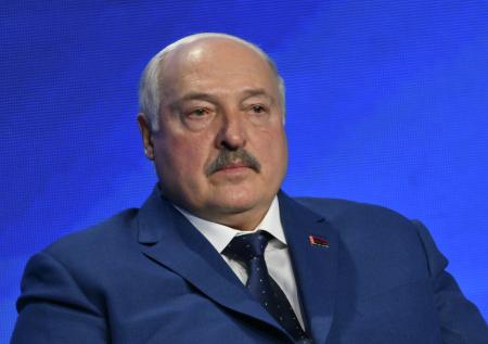 «Нарисуй тут Кремль — и я ему подарю»: Лукашенко выбрал подарок Путину