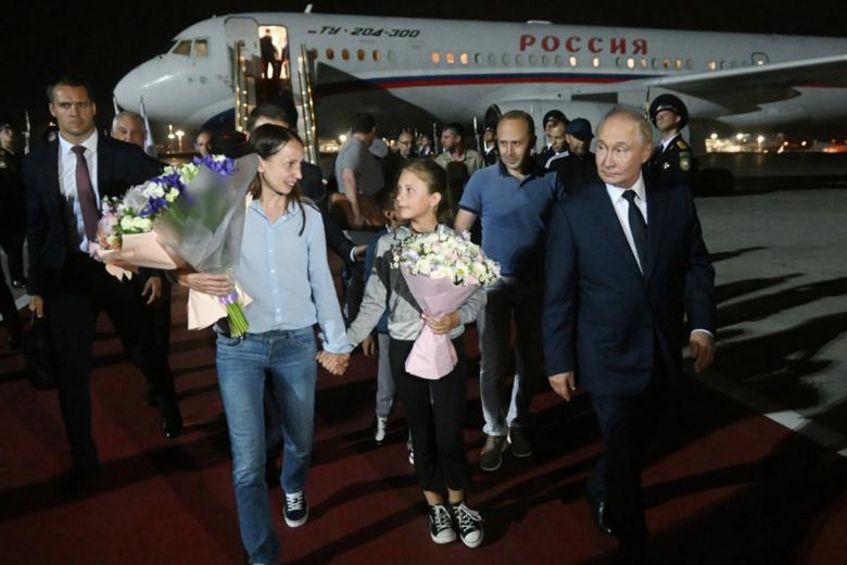 Анна Дульцева (слева) с дочерью и Владимир Путин