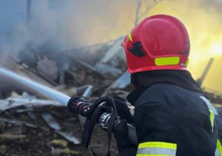 Огненное зарево после ночного удара по Кременчугу попало на видео