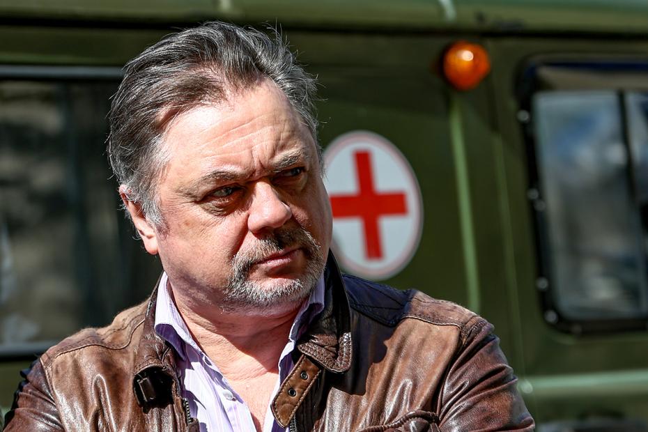 Андрей Леонов у автомобиля УАЗ-3741 около театра «Ленком Марка Захарова»