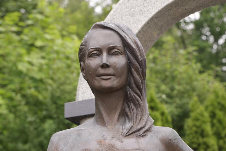 Могила певицы Жанны Фриске на Николо-Архангельском кладбище