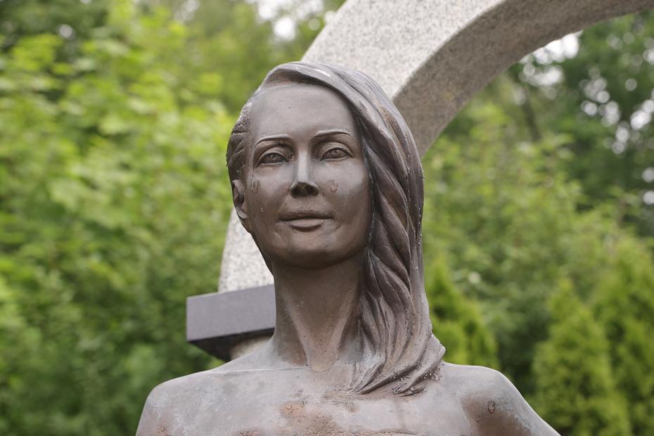 Могила певицы Жанны Фриске на Николо-Архангельском кладбище