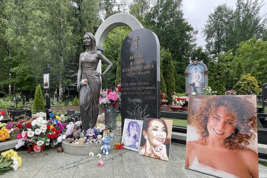 Могила певицы Жанны Фриске на Николо-Архангельском кладбище