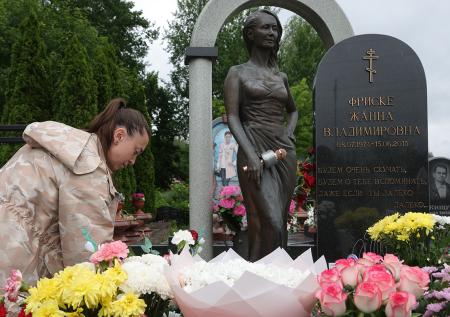 Наталья Фриске разрыдалась на могиле сестры