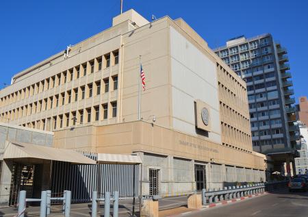 Ракета ударила рядом с отделением посольства США в Тель-Авиве