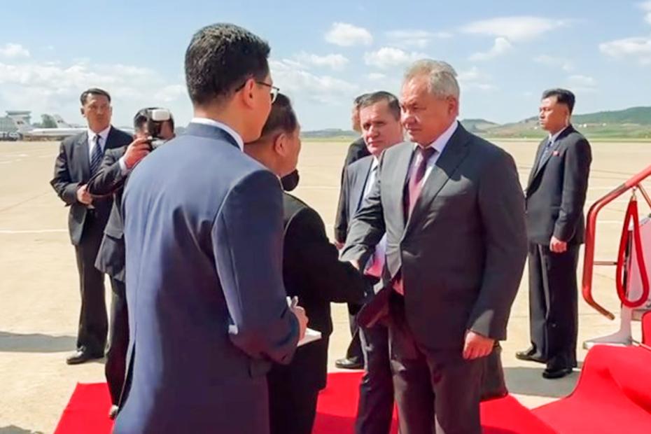 Пхеньян. Секретарь Совета безопасности РФ Сергей Шойгу (справа) в аэропорту.