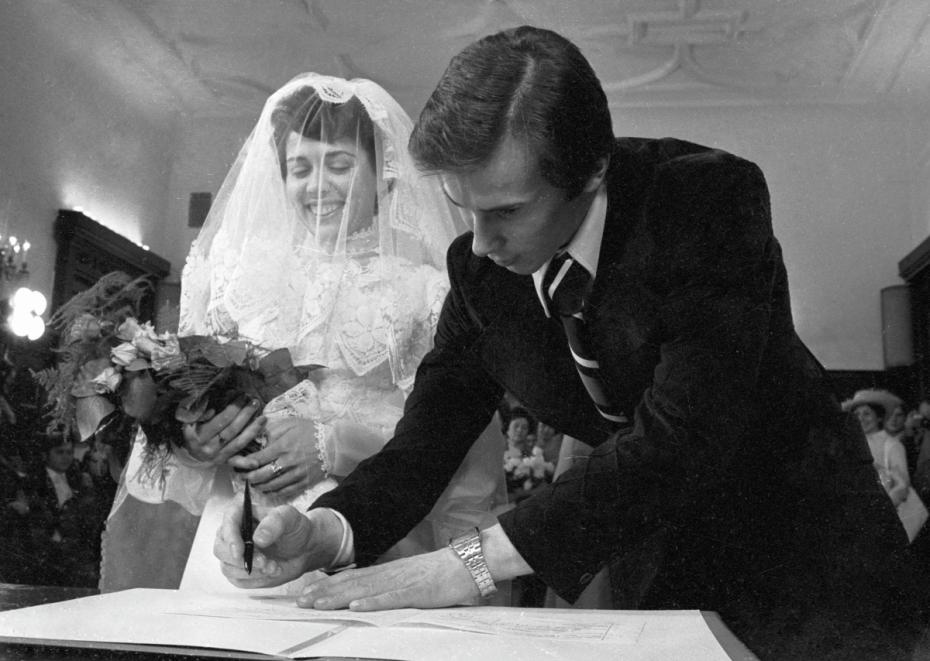 Советские фигуристы Ирина Роднина (слева) и Александр Зайцев (справа) в день бракосочетания