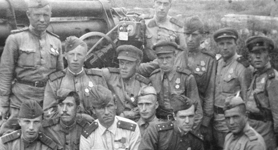 Великая Отечественная война 1941-1945 гг.Командир отделения разведки 72-го отдельного зенитного дивизиона старший сержант Юрий Никулин (2-й слева в 1-м ряду) с боевыми товарищами. Ленинградский фронт