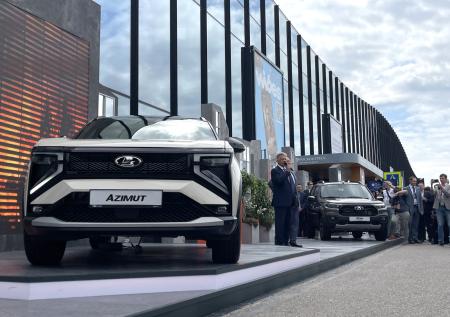 «АвтоВАЗ» представил новый автомобиль Lada Azimut: фото с ПМЭФ-2025