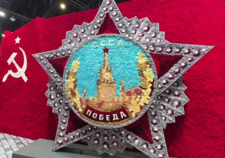 Огромный флаг СССР из тысяч живых цветов заметили на ПМЭФ