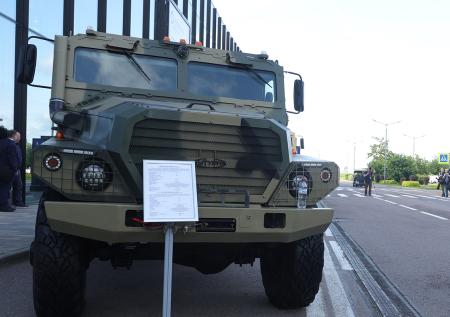 Новые российские бронеавтомобили для военных показали на ПМЭФ