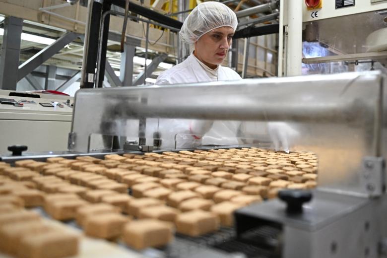Работница на линии производства в цехе ОАО «РОТ ФРОНТ»