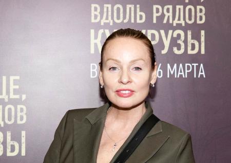В Сети обсуждают 60-летнюю Жанну Эппле после подтяжки лица