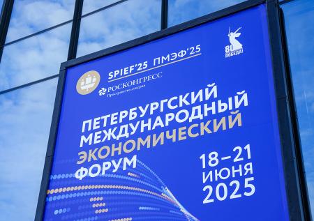 Гигантский медведь-батыр и хай-тек работницы: самые яркие стенды ПМЭФ-2025