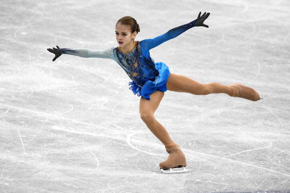 Александра Трусова выступает в произвольной программе женского одиночного катания в финале Гран-при среди юниоров по фигурному катанию в Нагое, 2017 год