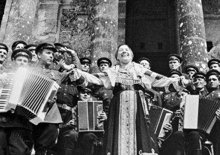 Ссылка Руслановой в лагерь, рак Бернеса: судьбы исполнителей военных хитов